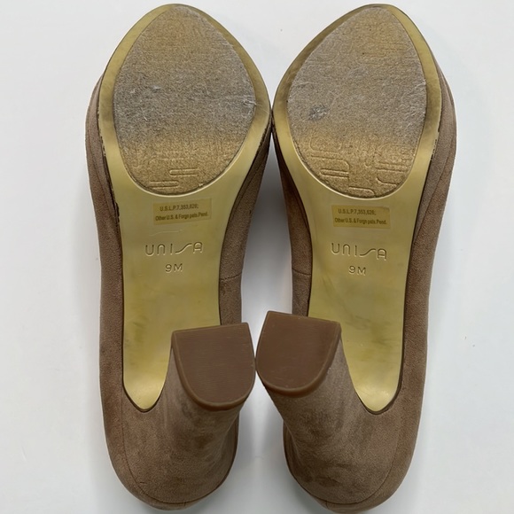 Unisa size 9 faux suede tan color heels - Picture 6 of 6